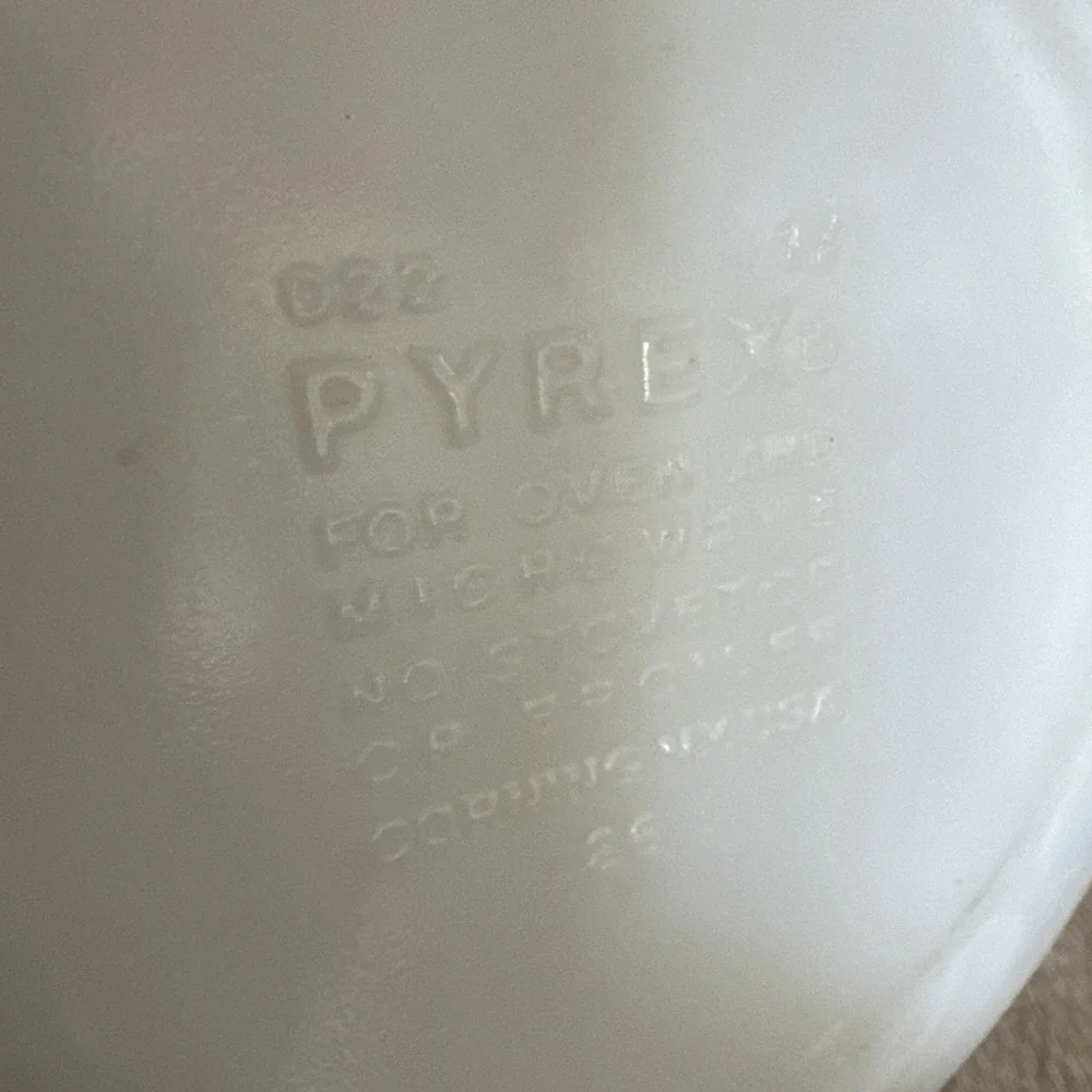 Vintage Pyrex 022 White Milk Glass 1 Quart Round Casserole Dish Tab Handles